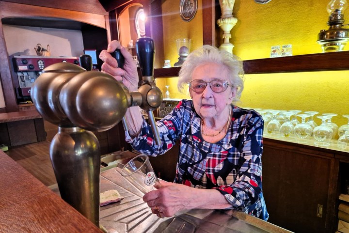 Al meer dan twintig jaar is iconisch café van Georgette (99) dicht, maar het ziet er nog exact hetzelfde uit