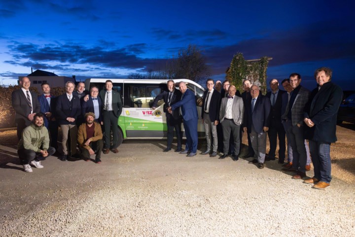 Lionsclub Herzele en Neutraal Ziekenfonds Vlaanderen schenken minibus aan vzw Broes