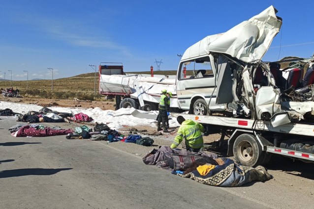 Bus-truck collision in Bolivia leaves fourteen dead
