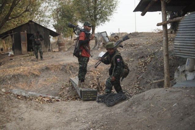 Fresh clashes erupt between government forces and rebels in Myanmar town near Thai border