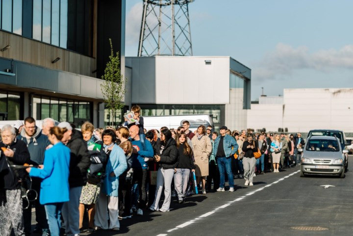 Albert Heijn op eerste dag overrompeld door bezoekers: “Meer dan een uur voor de opening stond er al een rij”