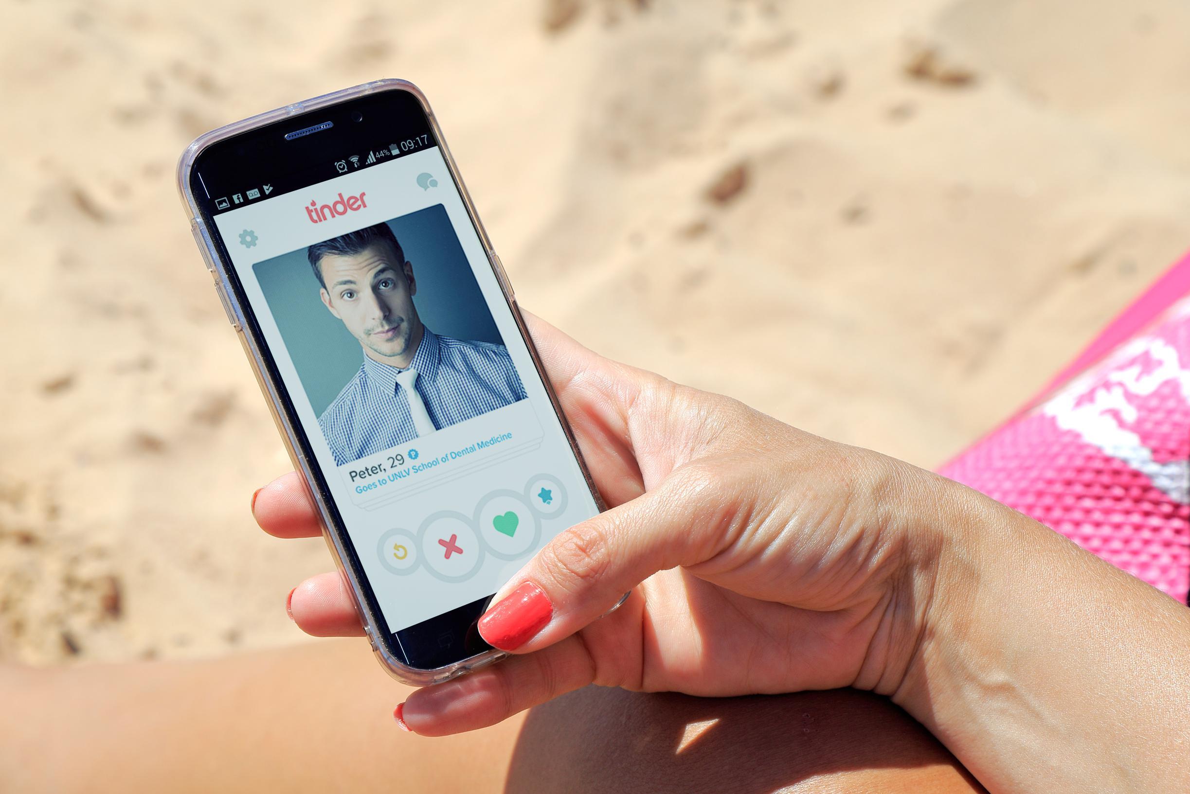 Hierover liegen we het vaakst op Tinder en co: “Mensen verwachten zelfs van  elkaar dat ze online overdrijven” | Het Nieuwsblad Mobile