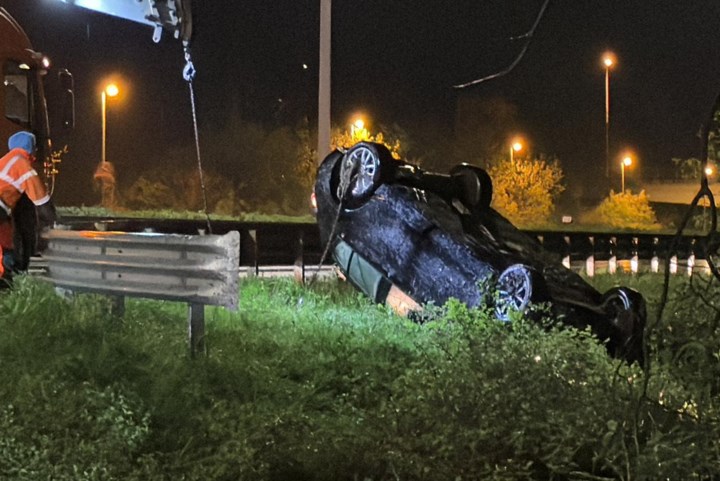 Auto belandt op kop in de berm na slippartij op E34: bestuurder met lichte verwondingen afgevoerd