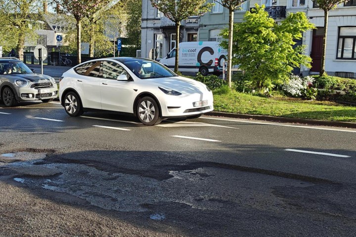 Alleen wie een SUV heeft, rijdt hier nog graag: putten zorgen voor onveilige situatie op drukke weg rond Gent