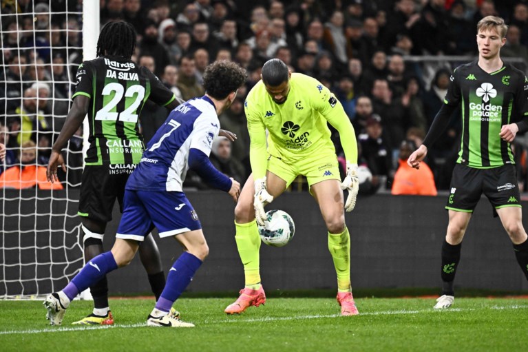 Zege met strik én zwarte rand: Anderlecht krijgt goals cadeau van Cercle, maar ziet twee sterkhouders uitvallen