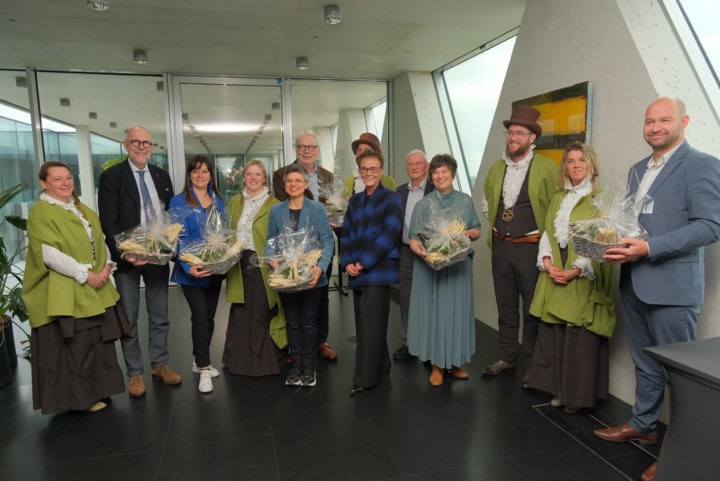 Klein-Brabantse delegatie overhandigt eerste witte asperge aan gouverneur