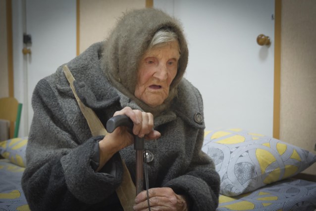 98-year-old Ukrainian woman walks 10 kilometers in slippers and walking stick to escape Russians