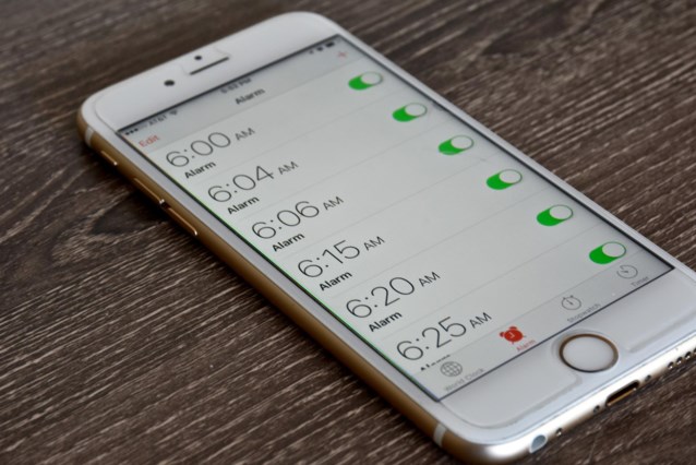 Apple working on fixing iPhone oversleeping issue with broken alarm clock function