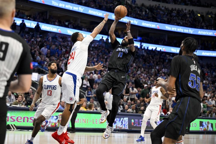 VIDEO. Sterspelers Kyrie Irving en Luka Doncic werpen Dallas Mavericks voorbij LA Clippers naar tweede ronde play-offs
