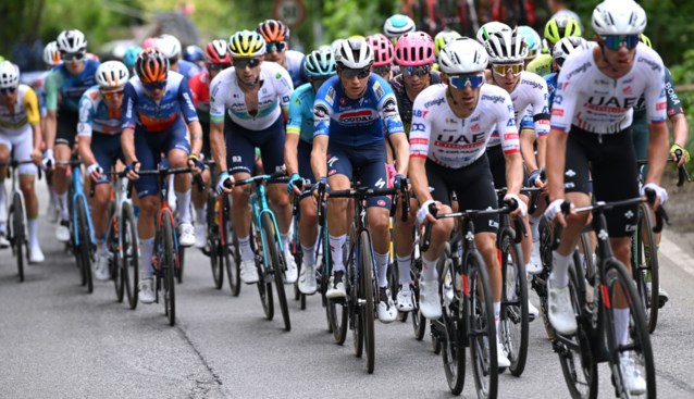 LIVE. Vijf Italianen krijgen meteen de zegen van het peloton in rit met eerste aankomst bergop in deze Giro