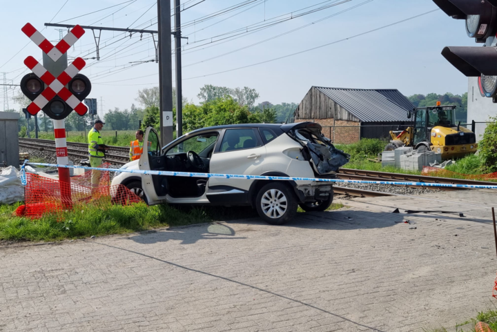 Aanrijding tussen trein en auto aan overweg in Mechelen: geen gewonden, treinverkeer opnieuw op gang gekomen