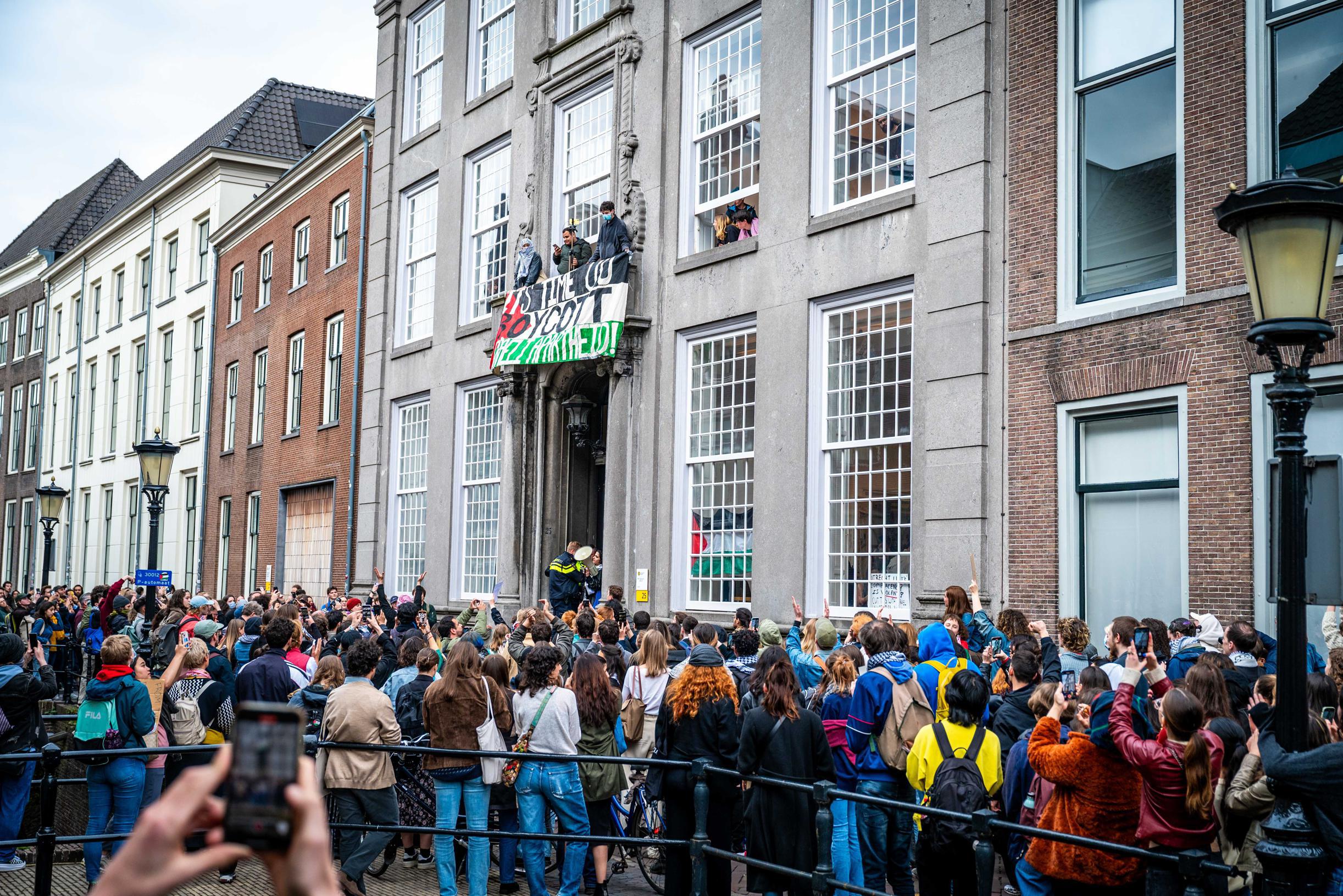 Inwoners verbijsterd: ravers hebben orale seks vlak voor café in  Nederlandse stad | Het Nieuwsblad Mobile