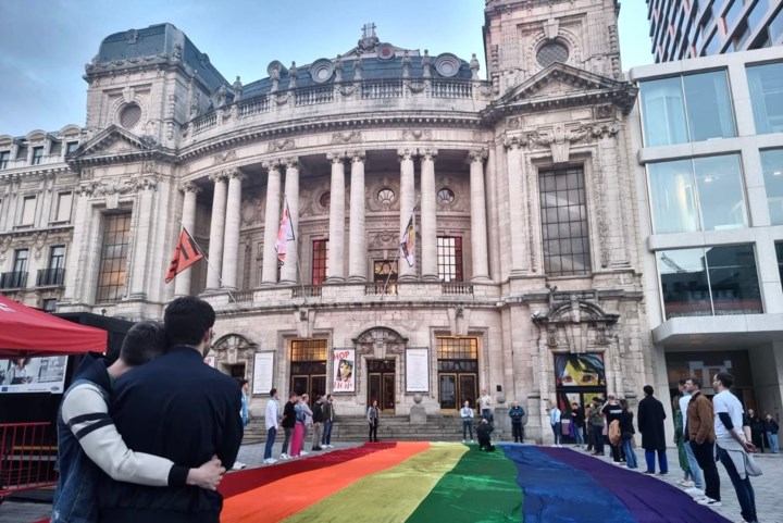 Mars door Antwerpen met reusachtige regenboogvlag ontsierd door homofobe reacties: “Ik heb me nog nooit veilig genoeg gevoeld om hand in hand te lopen”