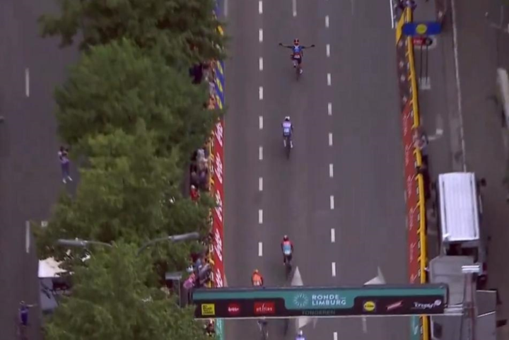 VIDEO. Dylan Groenewegen wint onvermijdelijke sprint in Ronde van Limburg, Arnaud De Lie ontsnapt aan zware crash