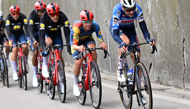 Nummer twee voor Tim Merlier in de Giro! Belgvan Quick-Step klopt Jonathan Milan in chaotische sprint!