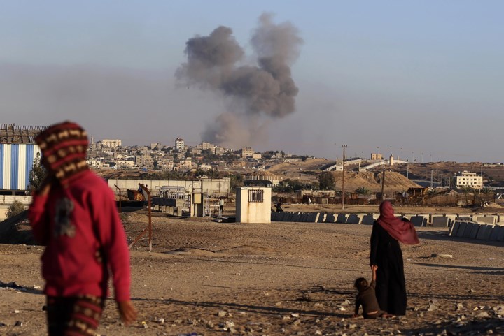 LIVE. Luchtaanval op vluchtelingenkamp in Rafah: zeker 35 doden, onder wie twee “belangrijke terroristen” volgens Israël