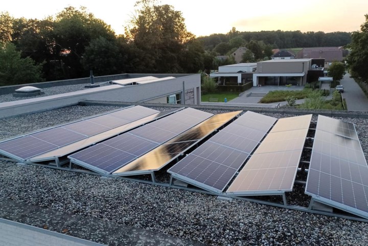 Zonnepanelen op daken van gemeenteschool gelegd