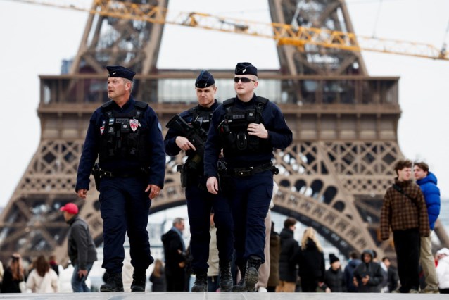 Three men abandon five coffins beneath the Eiffel Tower, potentially linked to Russian involvement