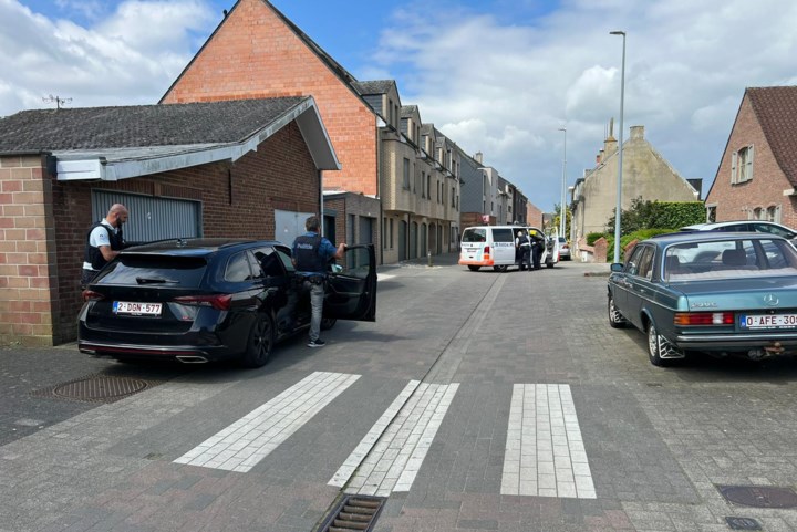 Politieactie in Sint-Lievens-Houtem: gewapende agenten sluiten tijdlang straat af