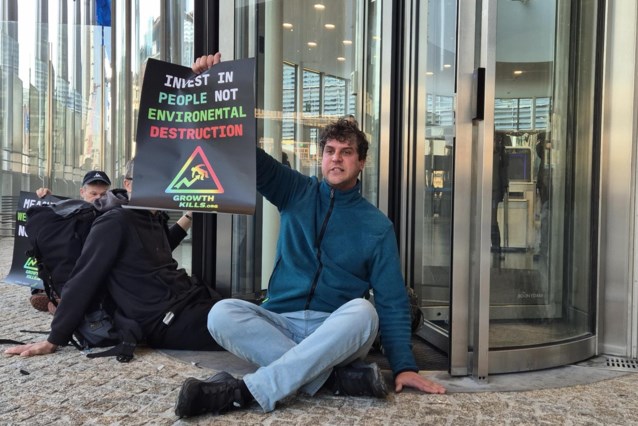 Scientists in Brussels Nieuwstraat Take a Stand Against Consumer Society