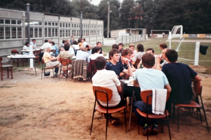 VERGETEN VELDEN. De Zwarte Duivels uit Oud-Heverlee: “In het café aan de overkant, bij Sonja, daar heeft zowat elke speler op de toog staan dansen”