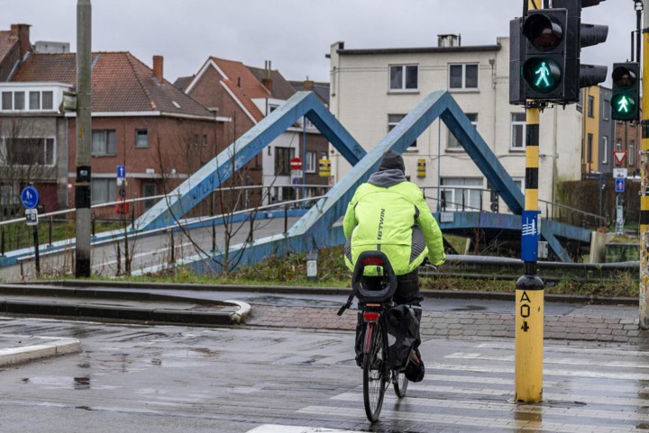 Gedaan met haarspeldbochten: fietsoversteek bij bekend brugje wordt veiliger en geeft fietsers meer ruimte