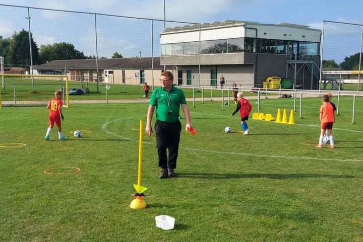 Voetbal Vlaanderen verhoogt bondsbijdragen vanaf 1 juli best stevig, Brabantse clubs zijn het beu: “Dit is de zoveelste grap van de voetbalbond”