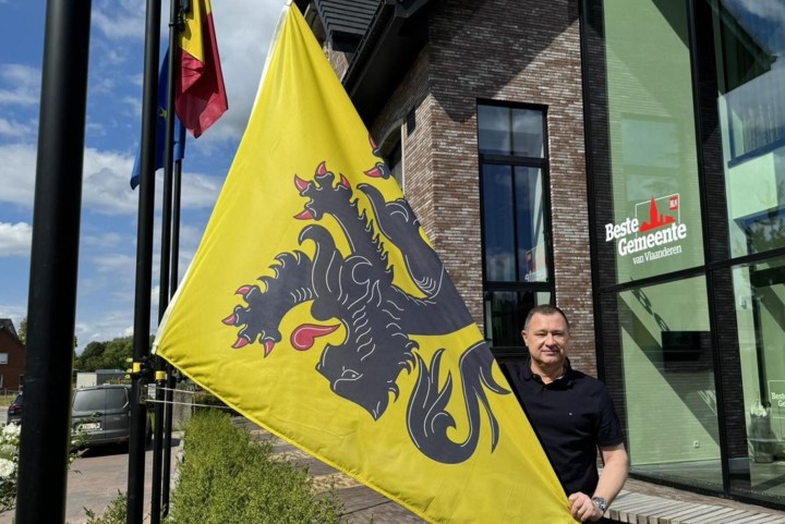 Vlaamse leeuw hangt op Vlaamse feestdag ondersteboven uit protest