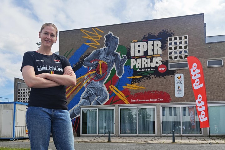 Muurschildering van Belgian Cat Emma Meesseman prijkt op sporthal in Ieper