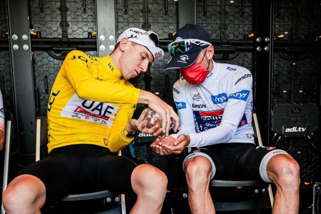 The bromance continues: Tadej Pogacar brings out sweets to Remco Evenepoel after the journey