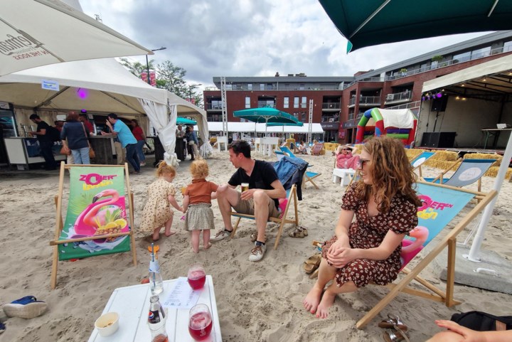 Strandfeestje op het Stationsplein van Landen