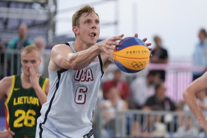 VIDEO. Amerikaanse 3x3-basketballer gaat viraal met onorthodoxe manier waarop hij vrijworpen op Olympische Spelen neemt
