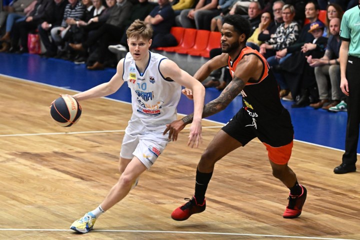 Voorzitter Kristof De Saedeleer heet Okapi-fans welkom in het Forum voor open training: “Aalst de kampioen van de abonnees”