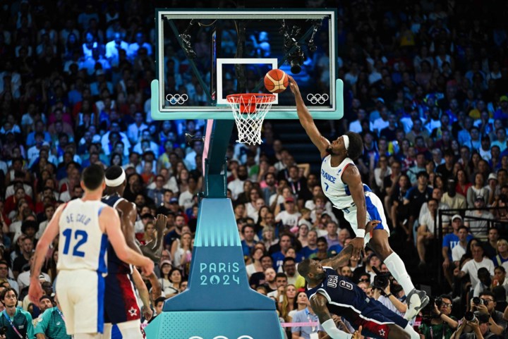 VIDEO. Vernedering van het hoogste niveau: LeBron James weet even niet wat hem overkomt in olympische finale