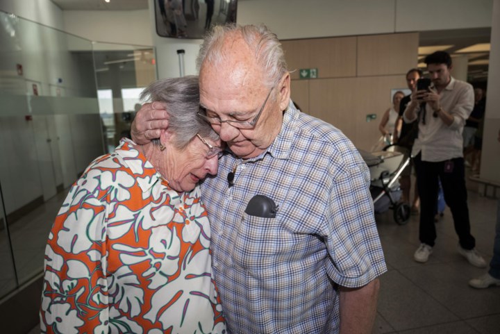 Nog een laatste keer namen ze elkaar stevig vast, maar nu komt onwaarschijnlijk liefdesverhaal van Roger (86) en Rosalind (81) tot een einde: “We gingen ons sterk houden”