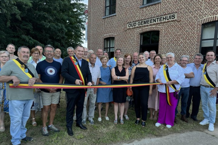 Nieuwe noodwoning en buurthuis in oud gemeentehuis van Attenrode-Wever