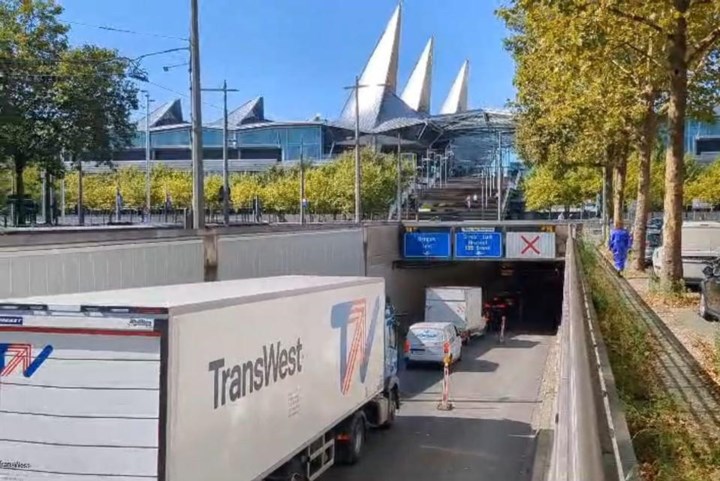 Tractor verliest lading in Bolivartunnel in Antwerpen: “Langdurige verkeershinder in de buurt” (Antwerpen)