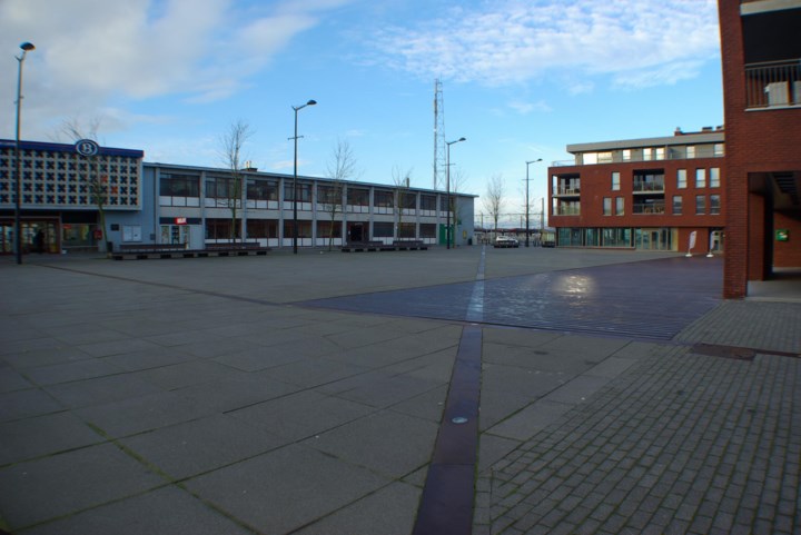 Fiets en speedpedelec moeten aan de hand als je het Stationsplein van Landen over wil