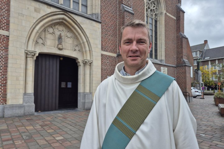 Diaken Davy Verkest (44) mag paus Fransiscus assisteren tijdens viering in het Koning Boudewijnstadion: “Ik dacht meteen: waarom ik?”