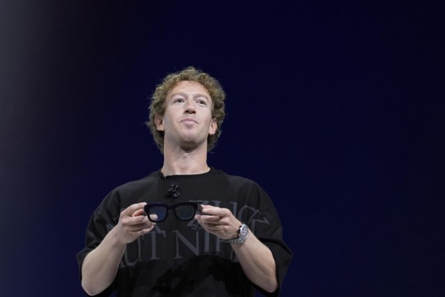 Mark Zuckerberg joins the 0 billion club