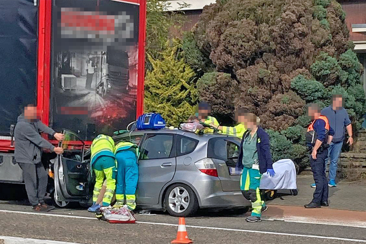 Auto rijdt tegen stilstaande vrachtwagen in Sint-Truiden: bestuurster (61) gekneld