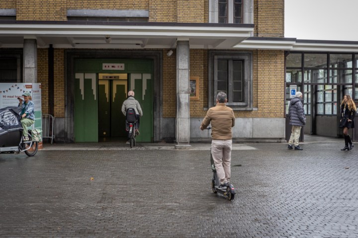 Roltrap in voetgangerstunnel lange tijd buiten dienst: meer overtochten met veerboot