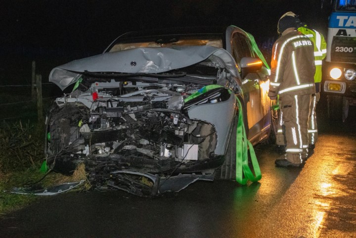 Wagen knalt tegen betonnen paal: bestuurder blijft ongedeerd, kabels hangen over weg