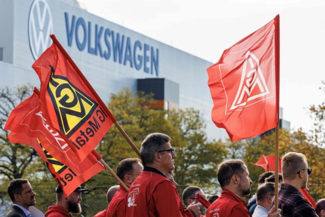 German metal workers strike at Volkswagen