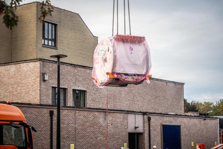 Er werd zelfs speciaal een gat in het dak gemaakt: nieuwe MRI-scanner van 8 ton wordt met gigantische kraan in ziekenhuis getild