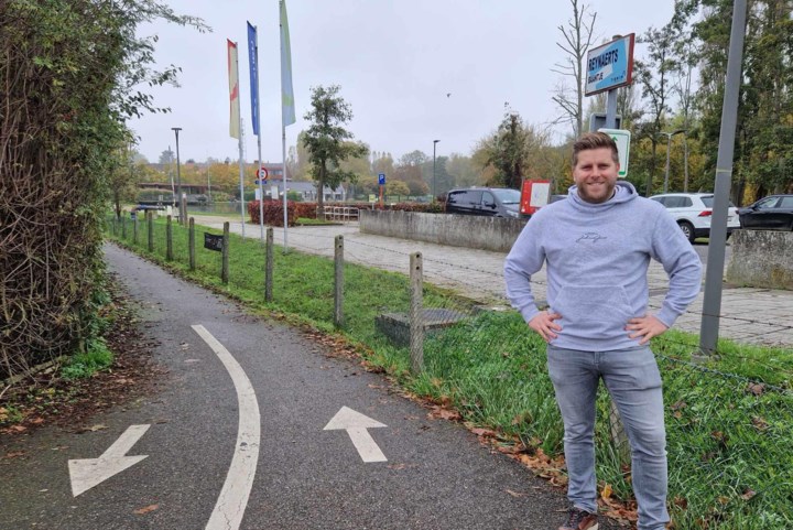 Ludieke actie met verlichte pompoenen kaart gebrek aan verlichting op Reynaertspad aan