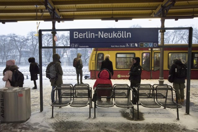 Police find bag with explosives in Berlin train station after man flees