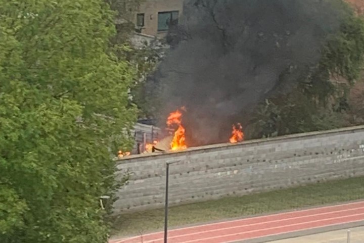 Brand in tuin zorgt voor paniek in school: “Maar kinderen zijn nooit in gevaar geweest”