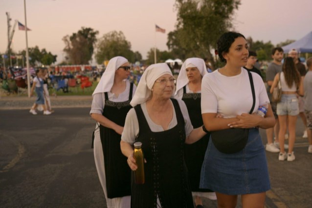 Actrice Serine Ayari gaat voor nieuwe serie op bezoek bij mensen met een opvallende levensstijl