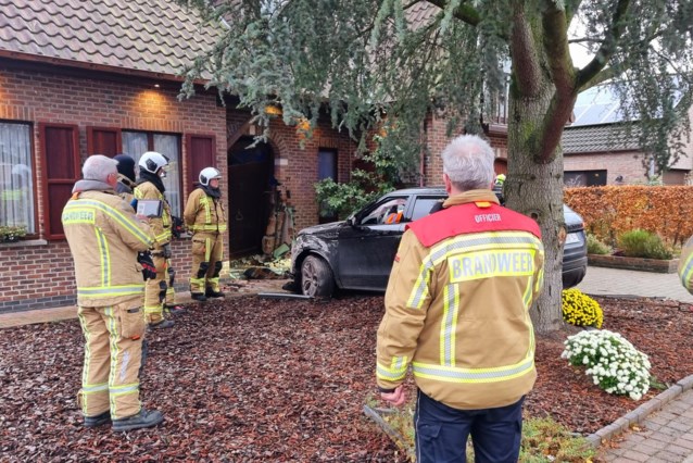 Bestuurster verliest controle over auto en smakt tegen gevel en voordeur van woning (Aartselaar)